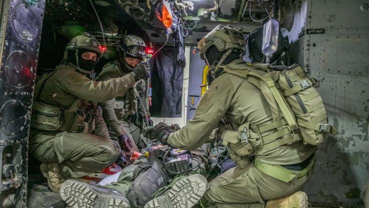 "אני חי בפחד": הרופא שמטפל בעשרות לוחמים בזמן שילדיו נלחמים בעזה