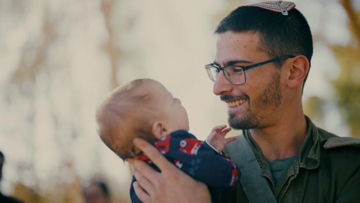 מצמרר: הצלם תיעד במקרה את החייל עם בני משפחתו - לפני שנפל בעזה