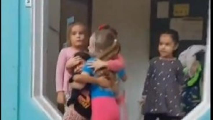 לאחר ששוחררה מהשבי: אמיליה אלוני חוזרת לגן