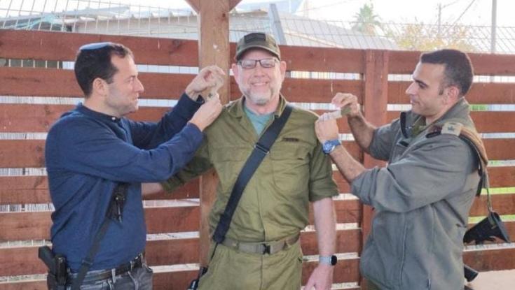 מרגש: בנימין הורגן שאיבד את אשתו בפיגוע קיבל דרגת רב סרן