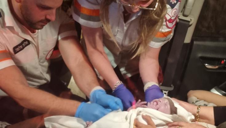 מה הסיכוי? אישה ילדה בכביש בדרך לבית החולים - וזו לא הפעם הראשונה