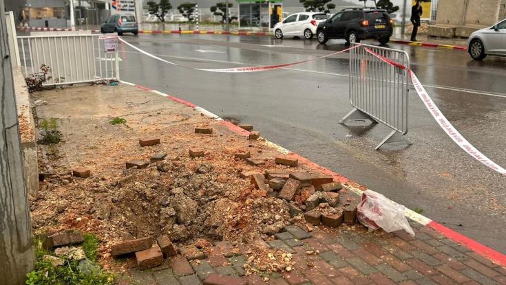 שולף את התינוק מאמו ורץ למקום מבטחים: צפו בתיעוד המצמרר