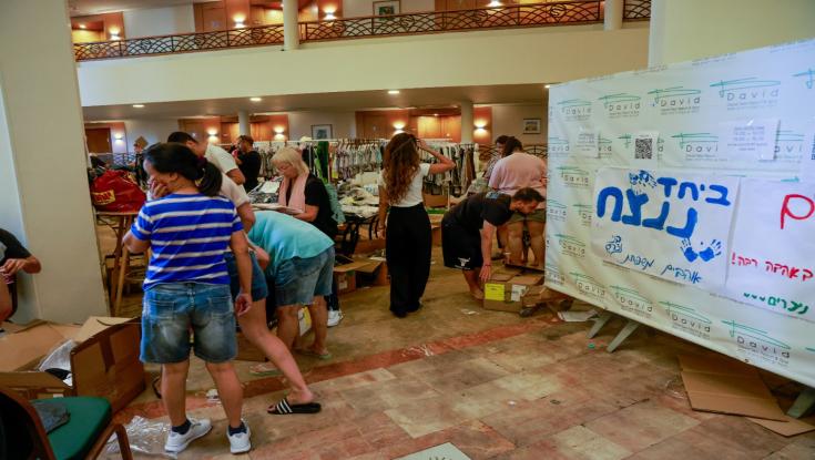 תיעוד מרתיח: תושבי יפו נכנסו למלון וניסו לפרוץ לחדרי המפונים
