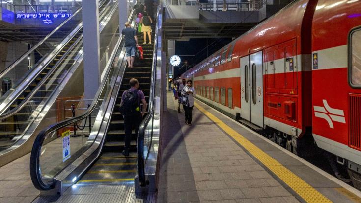 נוסעים ברכבת ישראל לא מצליחים לשלם: "הפקחים יתחשבו"