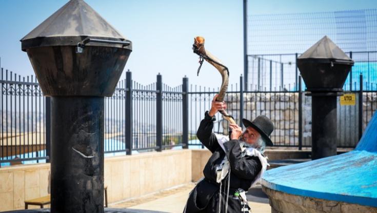 בזמן המטח למירון: המתפללים גירשו את הטילים - בעזרת לולבים ושופרות