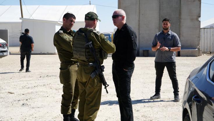 על רקע הדרישה שיתפטר: שר הביטחון מבקר ברפיח ומבטיח להעצים את הפעולה
