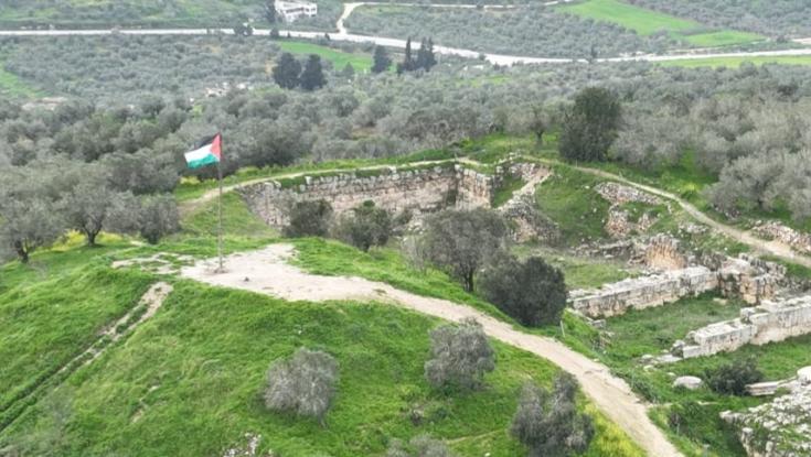 דגל פלסטין באתר מורשת: פלסטינים שדדו את שומרון העתיקה בחסות המלחמה