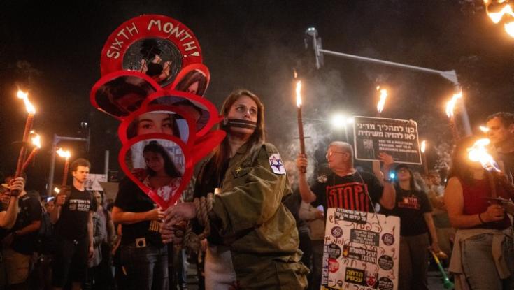 "ניצול ציני של החטופים": אימו של אליה ואחותו של אבינתן זועמות על המחאה