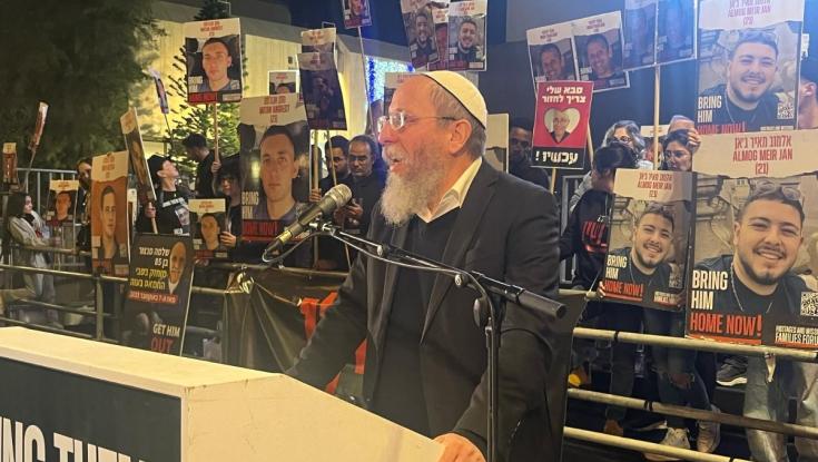 "חטופים זה לא פוליטי": הרב רימון על הבימה בכיכר החטופים