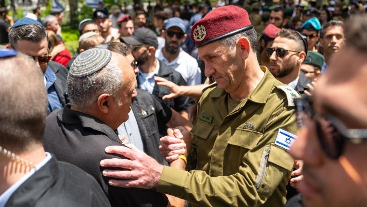 "נהיה חזקים": הרמטכ"ל פקד את הקברים בהר הרצל | צפו