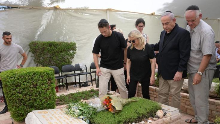 לאחר האזכרה המחתרתית שערכו מתנגדיו - נתניהו פקד את קבר אחיו