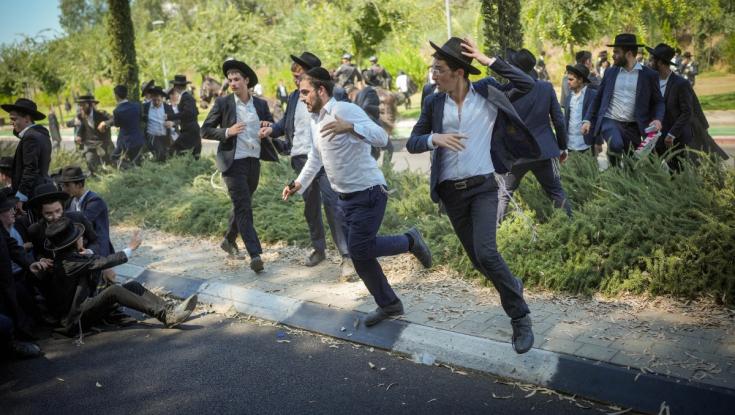 ההפגנות מחוץ לתל השומר: עשרות חרדים פרצו אל המתחם השמור