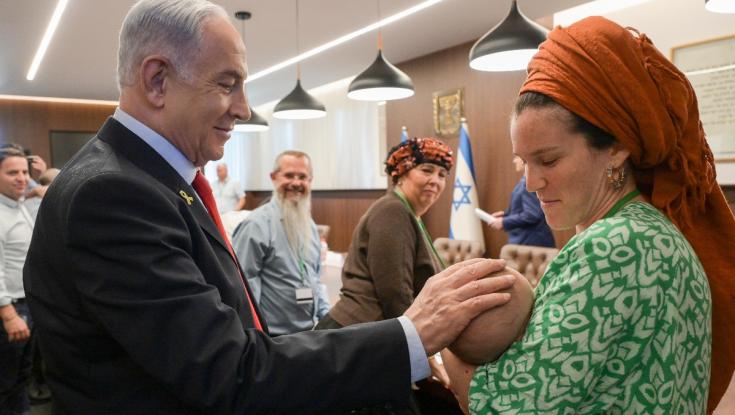 הצעיר ביותר בחדר: נתניהו פגש את בנו היתום של הרב נערן אשחר
