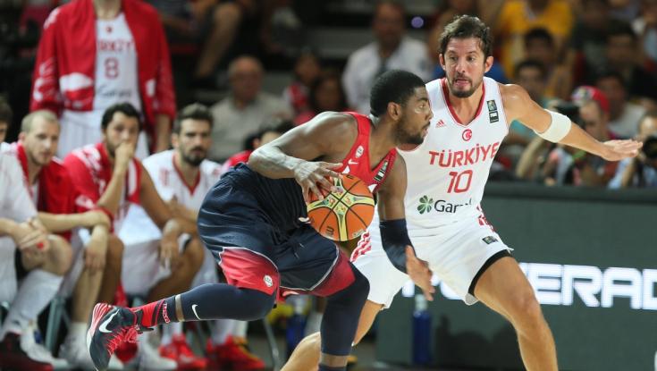 אנטישמיות בNBA? הרב הניף שלט "אני יהודי" במשחק - ונדרש להסירו