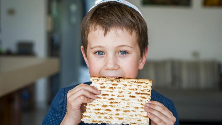 אחת ולתמיד: מי באמת אמור להחביא את האפיקומן בליל הסדר?