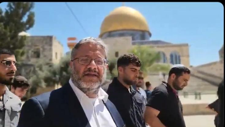 בן גביר עלה להר הבית עם מאות מתפללים שהשתחוו במקום - בניגוד לנהלים