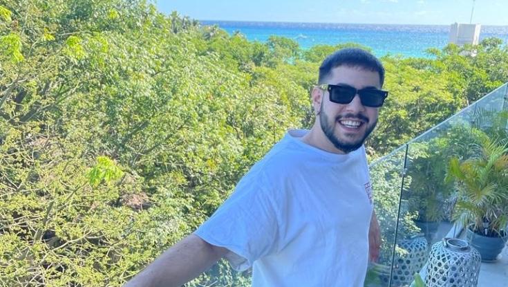 תחפושת עצובה: ארוסתו של החטוף הגיעה לכיכר החטופים עם שמלת כלה בצבע אחר