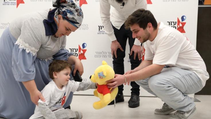 לא השאיר עין יבשה: חזר מהמילואים בעזה ונפגש עם הפעוטה שהציל את חייה