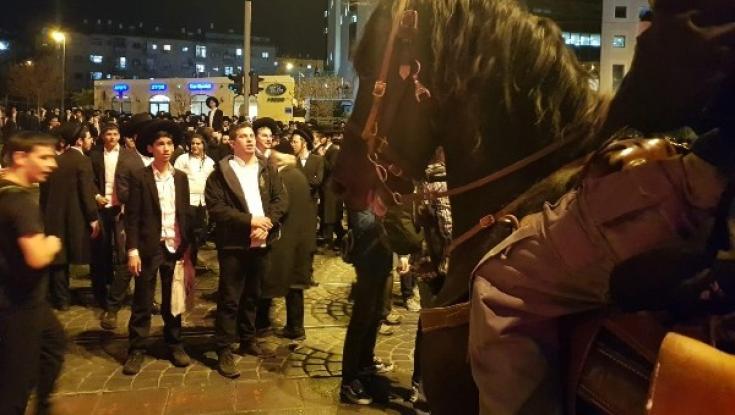 בעקבות סגירת ההר: המוני מפגינים חרדים סמוך לביתו של השר פרוש