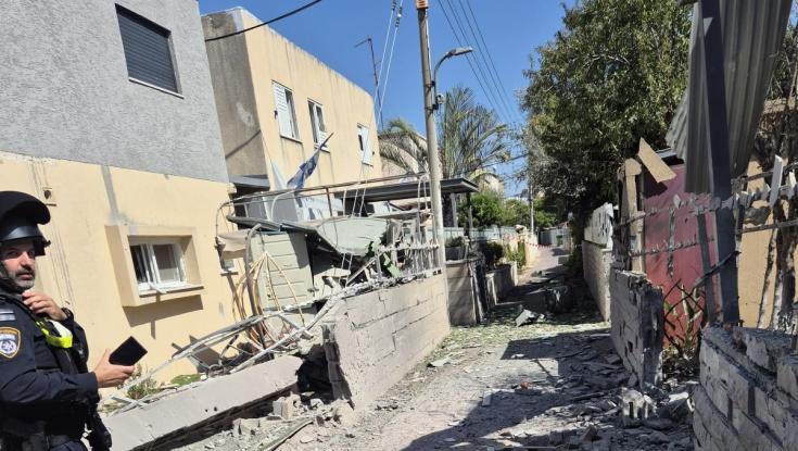 המטח הכבד לעבר חיפה והקריות: פגיעה ישירה בבניין מגורים - אישה כבת 70 נפצעה