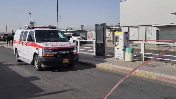 כך ביצע המחבל את פיגוע הדקירה בתחנה המרכזית בבאר שבע | צפו בתיעוד
