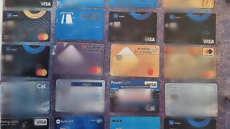 עושק הקשישים הגדול: נעצר חשוד כשעשרות כרטיסי אשראי גנובים נמצאו בביתו