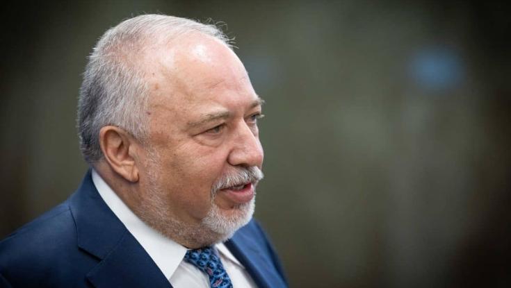 ליברמן רתח במליאה: "תחליפו את התמונה של הרצל בתמונה של הרב שך"