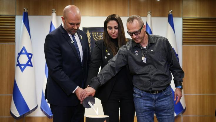 יו"ר הכנסת אמיר אוחנה הדליק נר יזכור עם משפחתו של הנופל בעזה