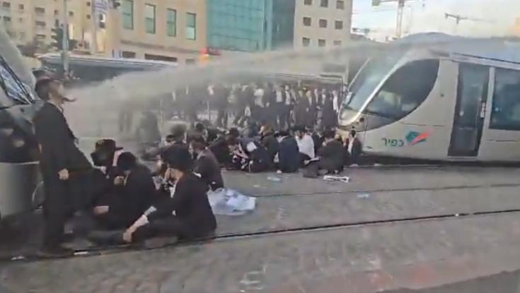 "נמות ולא נתגייס": רבבות חרדים חוסמים את הכביש בירושלים