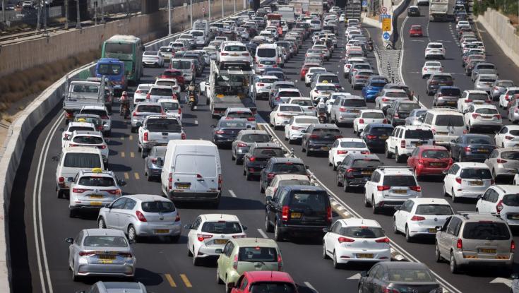 "הייתם כמו מלאכים": חשה בצירים במהלך הנסיעה - וילדה באמצע הפקק
