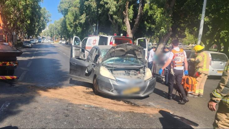 פצועים בינוני וקל בתאונת דרכים באשדוד - התנגשות בין שני רכבים פרטיים למשאית