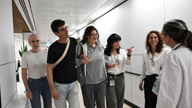 המפגש הראשון והמרגש של החטופה ששוחררה עם בני משפחתה אחרי שנתיים בשבי | צפו