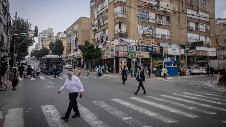 בכניסה לבני ברק: שלט ל"קורס חילון" נתלה בעיר החרדית