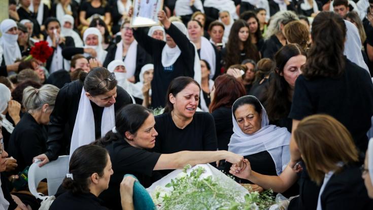 הלוויית הנרצחים במג'דל שמס: חברי קואליציה ספגו צעקות - "עכשיו אתם באים?"