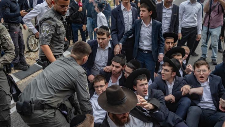 במחאה על הגיוס: חרדים קיצוניים מפגינים מול הבקו"ם