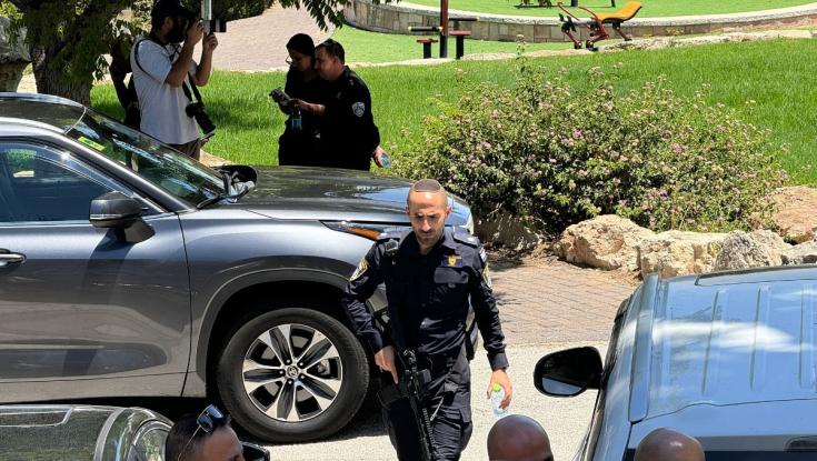 תעלומה: איש שב"ס אותר דקור למוות בביתו השרוף בבנימין