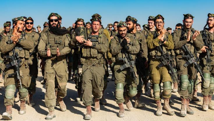 צפו: לוחמי נצח יהודה הכניסו ספר תורה מיד לאחר שיצאו מלחימה בעזה