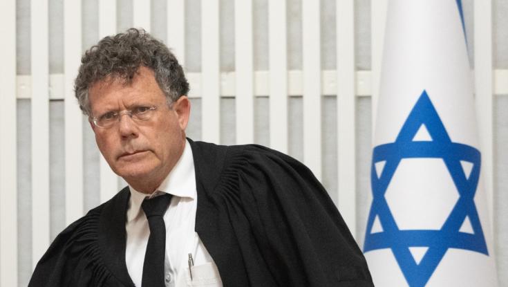 ראשוני: עשרות חרדים מפגינים מול ביתו של נשיא העליון יצחק עמית
