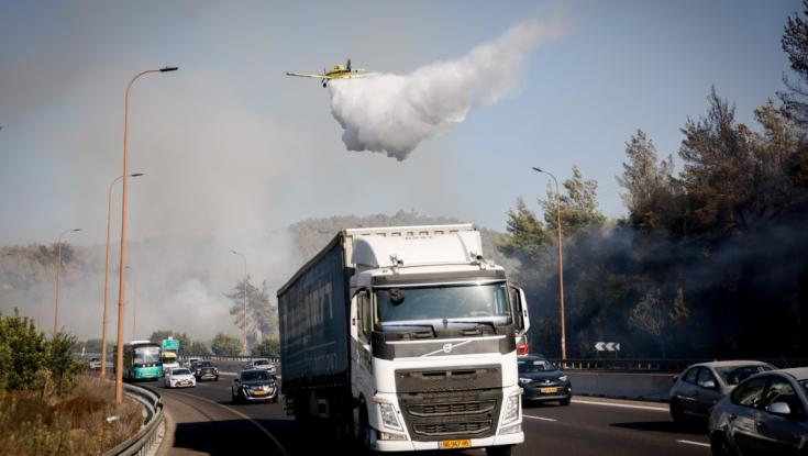 חשד להצתה: שריפה מתפשטת בדרום הר חברון