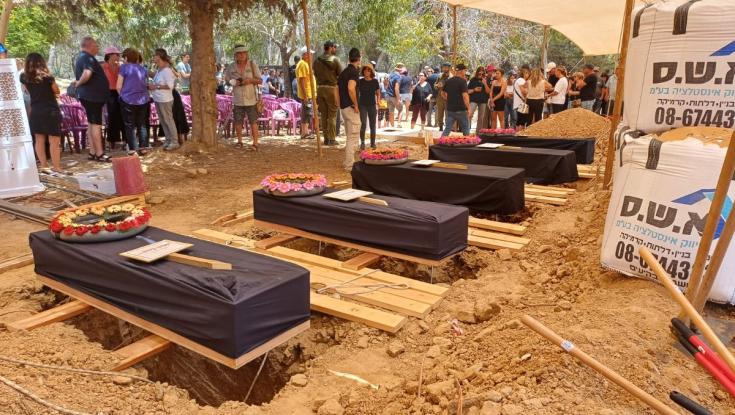 הלב נשבר: בזה אחר זה הובאו ההורים, הילדים והדוד שנרצחו בבארי לקבורה באדמתם
