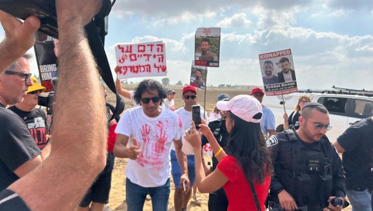 מחאת משפחות החטופים: בני משפחות פרצו מחסום והתקרבו לגדר