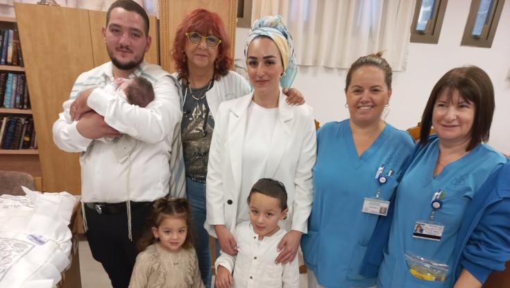 לאחר 100 ימים בפגיה התת קרקעית: ברית מילה לתינוק בנהריה המופצצת