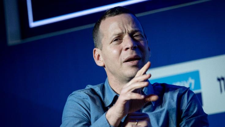 עמית סגל מתפוצץ על פעיל השמאל שצילם את ביתו: "סוטה"