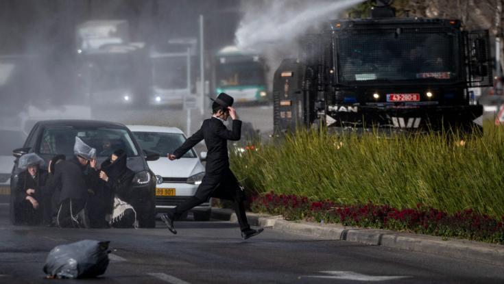 תיעוד מרתיח: חרדים קיצוניים פרצו לחצר ביתו של מפקד המשטרה הצבאית
