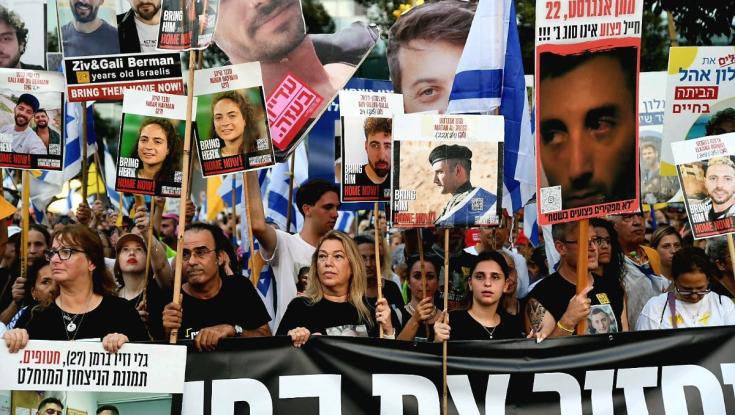 עצרת ענק בכיכר החטופים: "הלוואי שגלי וזיוי רואים את התמונות האלה במנהרות"