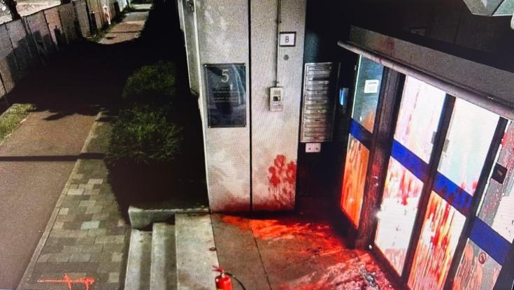 האנטישמיות ממשיכה לחגוג: שלושה צעירים השחיתו את השגרירות באירופה