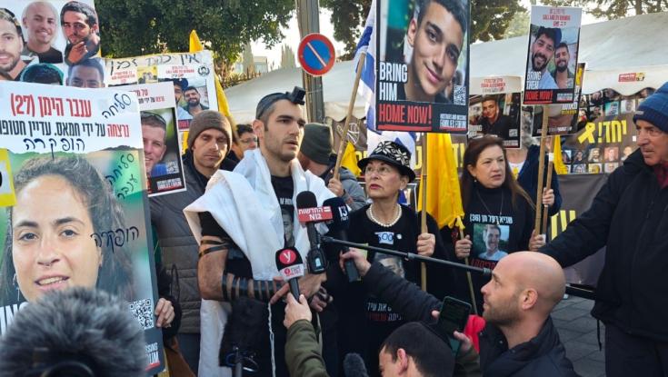 משפחות החטופים צועדות אל הכנסת: "דורשים עוד היום"