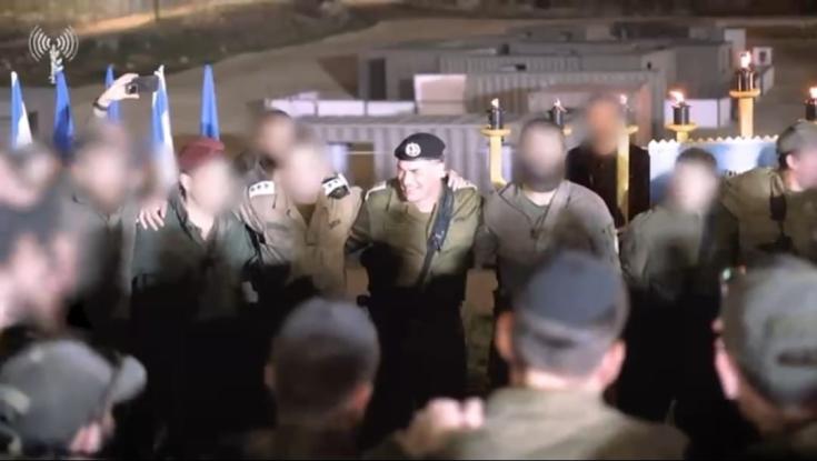 צפו: תוך שירת שירי חנוכה - הרמטכ"ל בריקודים סוערים עם חיילי חטיבת חשמונאים