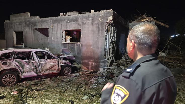 הטיל נפל מטרים מהבתים: עשרות נפגעים בפגיעה ישירה בצפון