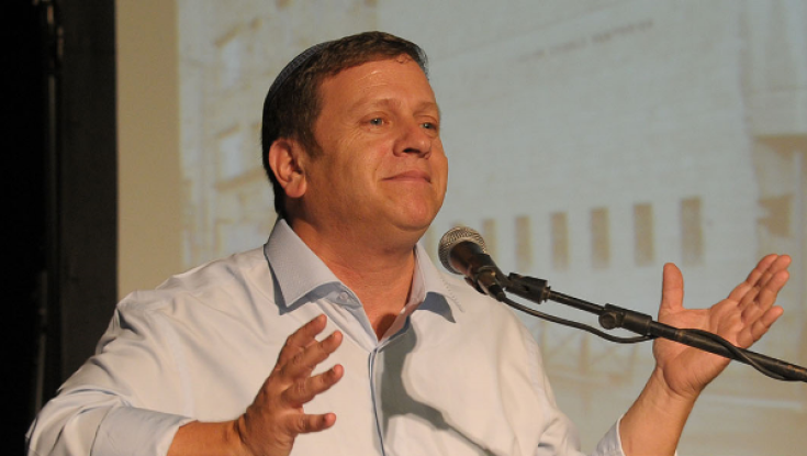 "משמח אותי עד דמעות": חגי לובר יצא נגד משפחות החטופים - זו תגובתם המפתיע